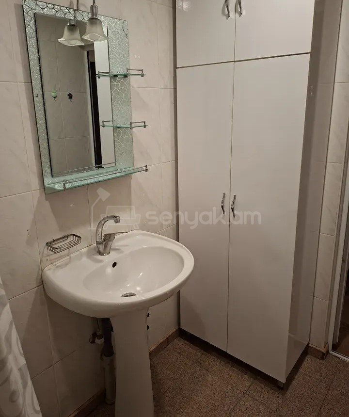 2 Սենյականոց Բնակարան Քարե Շենքում, 64քմ, 2/5 հարկ, Նորմալ Վիճակում