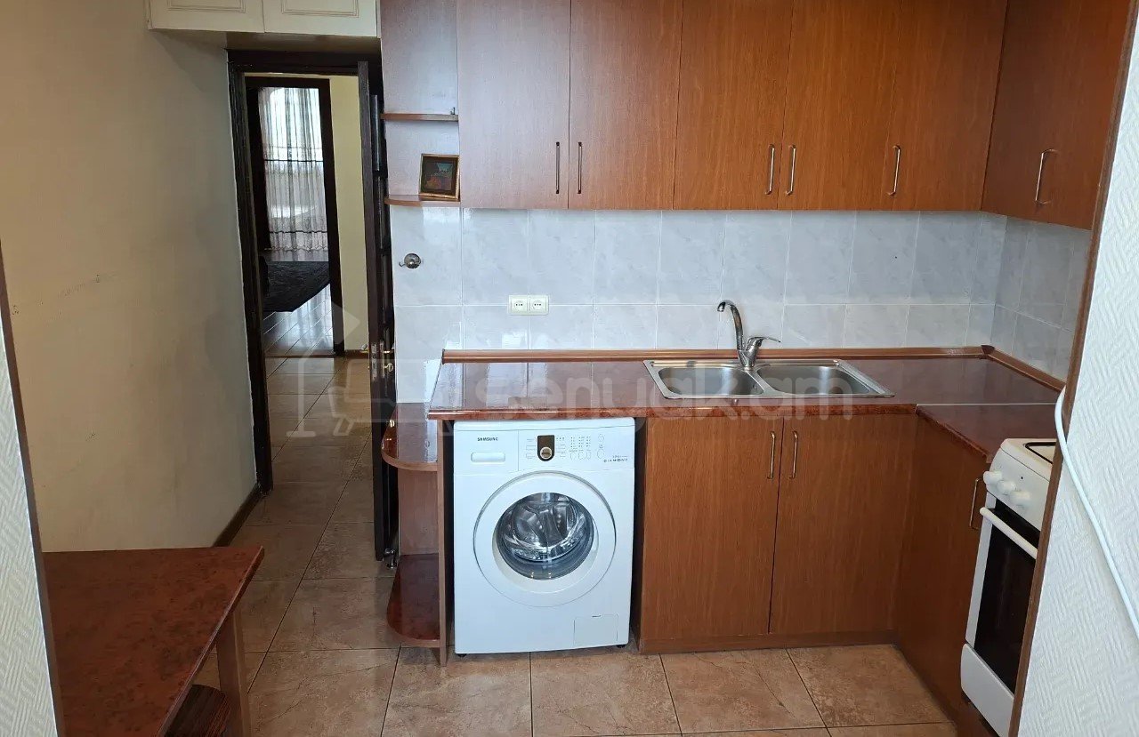2 Սենյականոց Բնակարան Քարե Շենքում, 64քմ, 2/5 հարկ, Նորմալ Վիճակում