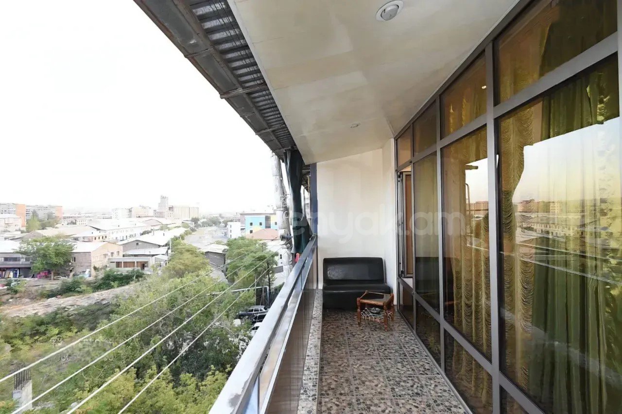 3 Սենյականոց Բնակարան Քարե Շենքում, 94քմ, 5/5 հարկ, Կապիտալ Վերանորոգված