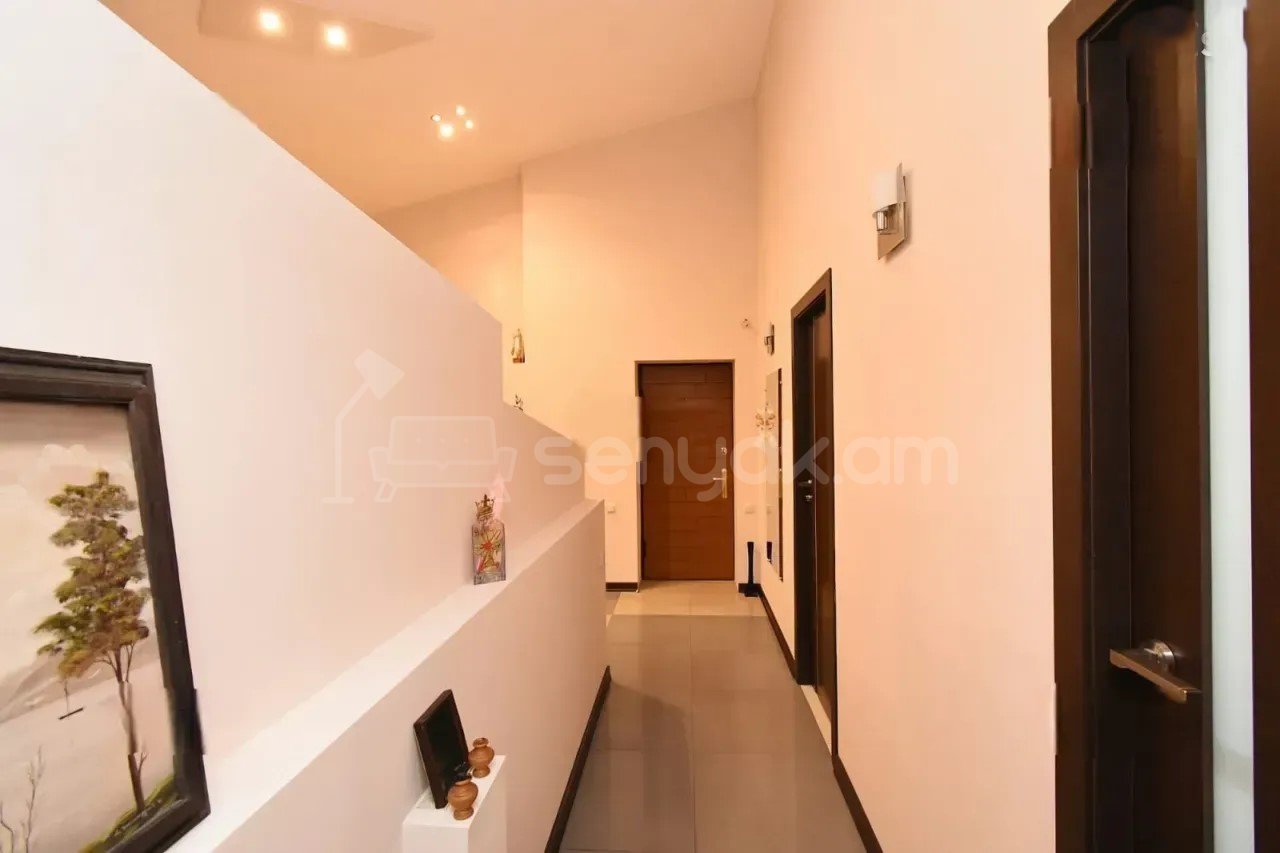 3 Սենյականոց Բնակարան Քարե Շենքում, 94քմ, 5/5 հարկ, Կապիտալ Վերանորոգված