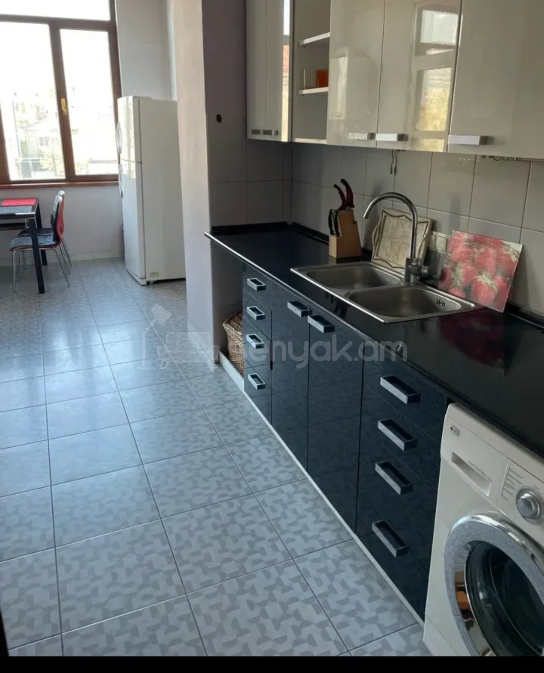 3 Սենյականոց Բնակարան Քարե Շենքում, 95քմ, 5/5 հարկ, Կապիտալ Վերանորոգված, Կահավորված, Արևկող