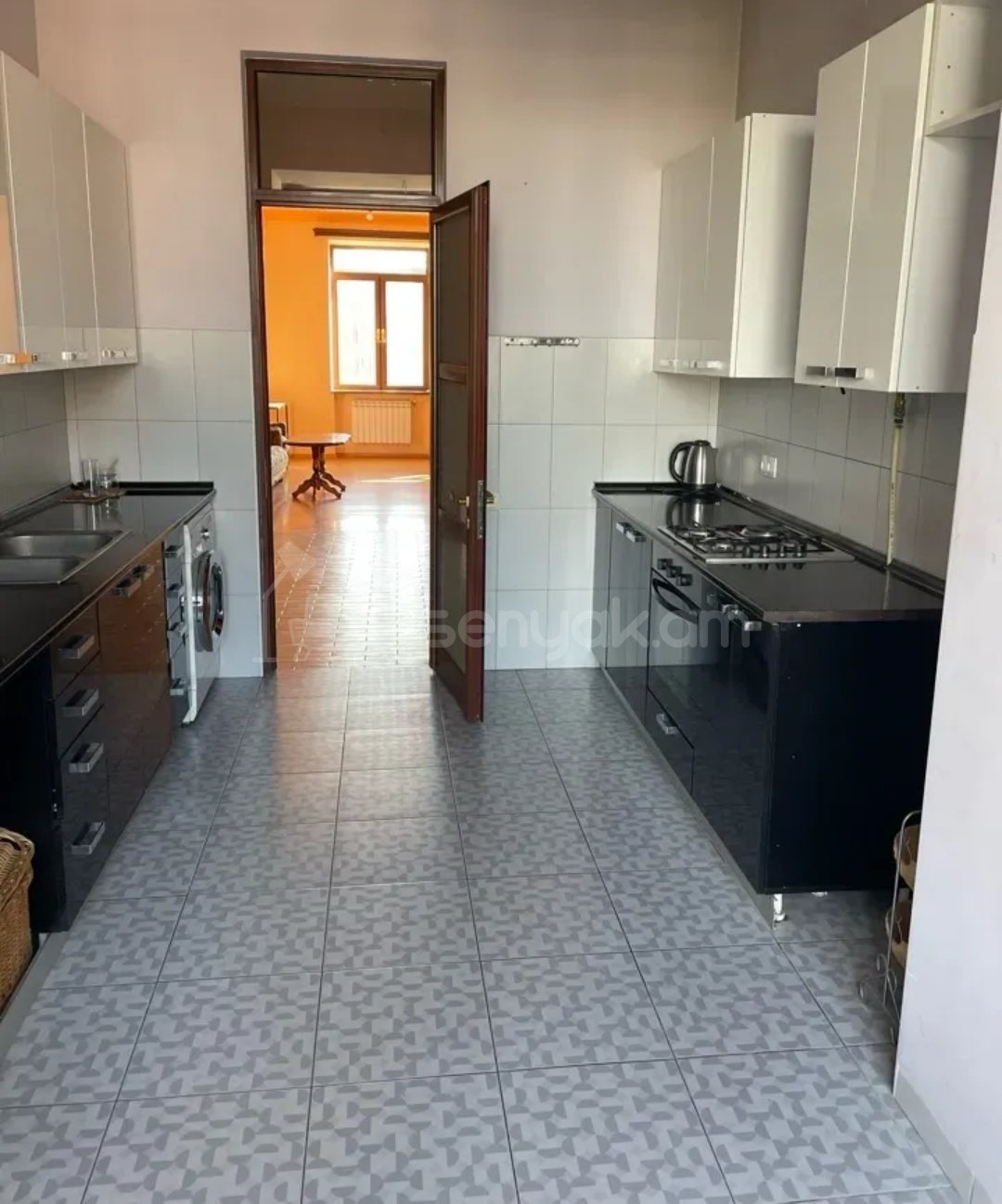 3 Սենյականոց Բնակարան Քարե Շենքում, 95քմ, 5/5 հարկ, Կապիտալ Վերանորոգված, Կահավորված, Արևկող