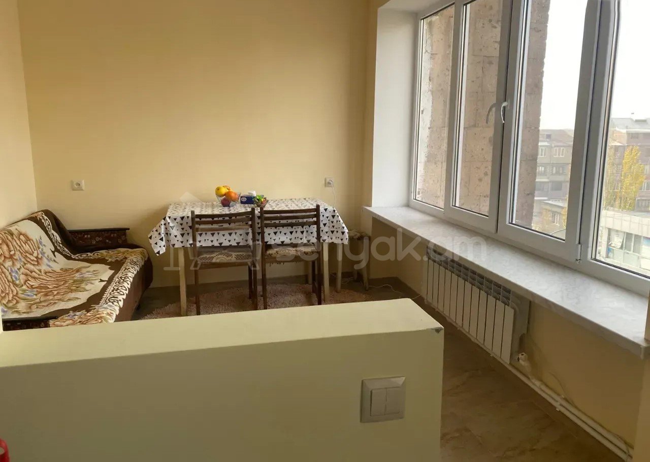 3 Սենյականոց Բնակարան Քարե Շենքում, 100քմ, 4/5 հարկ, Կոսմետիկ Վերանորոգված