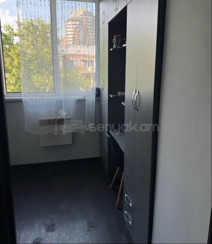 3 Սենյականոց Բնակարան Քարե Շենքում, 43քմ, 4/4 հարկ, Կապիտալ Վերանորոգված