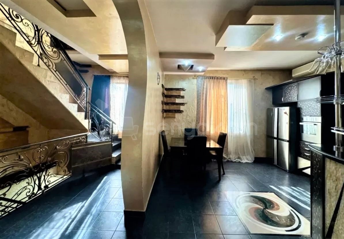 5 Սենյականոց Բնակարան Քարե Շենքում, 307քմ, 3/3 հարկ, Դիզայներական Վերանորոգված