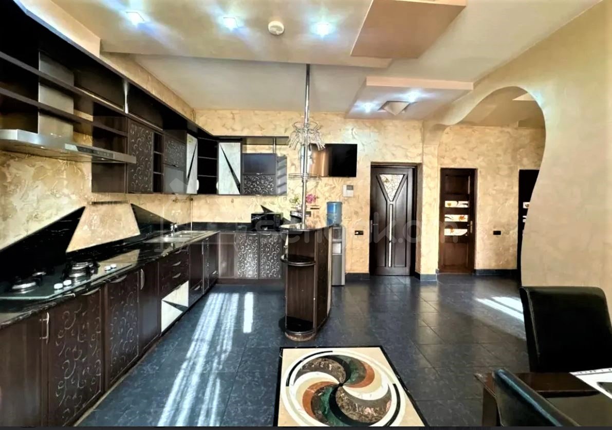 5 Սենյականոց Բնակարան Քարե Շենքում, 307քմ, 3/3 հարկ, Դիզայներական Վերանորոգված