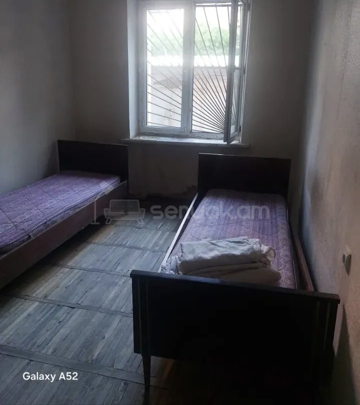 3 Սենյականոց Բնակարան Քարե Շենքում, 77քմ, 3/5 հարկ, Նորմալ Վիճակում, Կահավորված, Արևկող