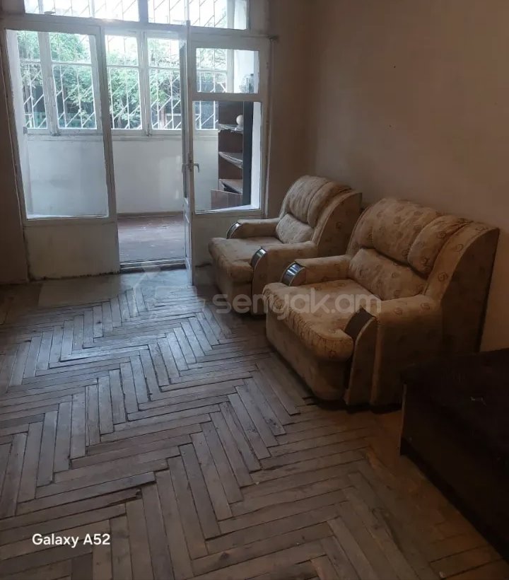 3 Սենյականոց Բնակարան Քարե Շենքում, 77քմ, 3/5 հարկ, Նորմալ Վիճակում, Կահավորված, Արևկող
