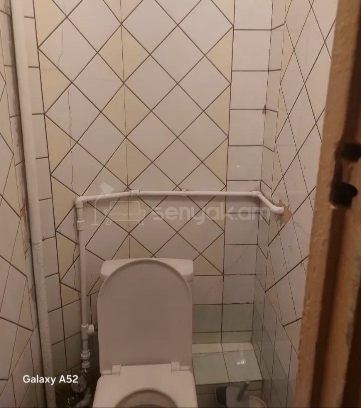 3 Սենյականոց Բնակարան Քարե Շենքում, 77քմ, 3/5 հարկ, Նորմալ Վիճակում, Կահավորված, Արևկող