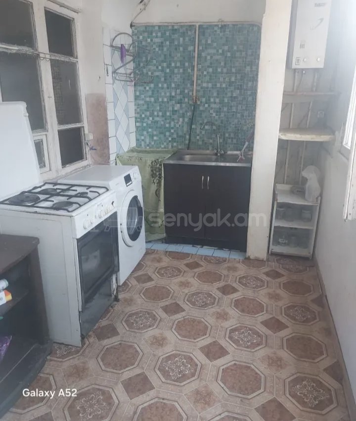 3 Սենյականոց Բնակարան Քարե Շենքում, 77քմ, 3/5 հարկ, Նորմալ Վիճակում, Կահավորված, Արևկող