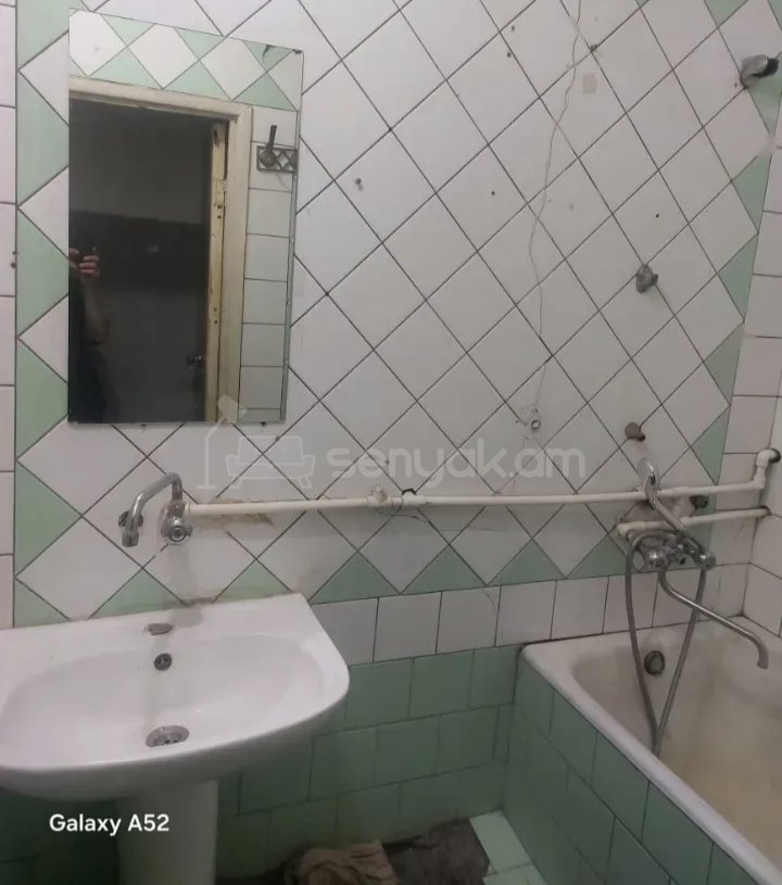3 Սենյականոց Բնակարան Քարե Շենքում, 77քմ, 3/5 հարկ, Նորմալ Վիճակում, Կահավորված, Արևկող