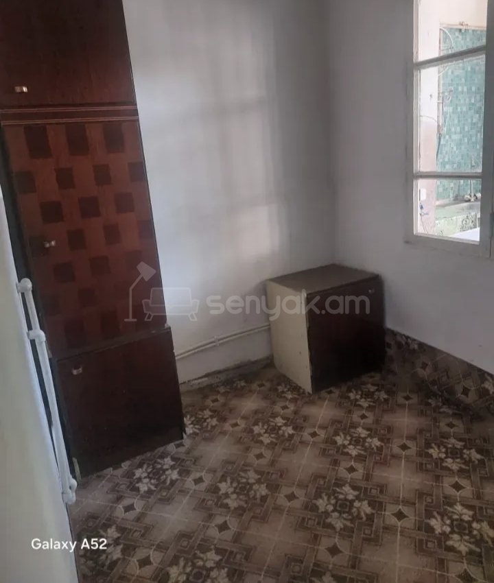 3 Սենյականոց Բնակարան Քարե Շենքում, 77քմ, 3/5 հարկ, Նորմալ Վիճակում, Կահավորված, Արևկող