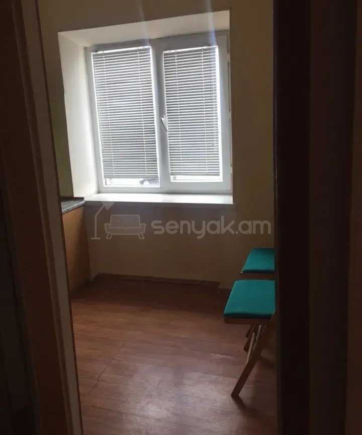 1 Սենյականոց Բնակարան Քարե Շենքում, 30քմ, 2/4 հարկ, Պետական Վիճակում
