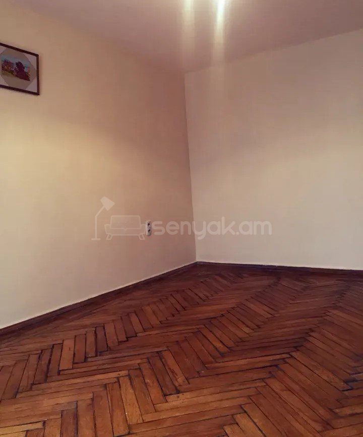1 Սենյականոց Բնակարան Քարե Շենքում, 30քմ, 2/4 հարկ, Պետական Վիճակում