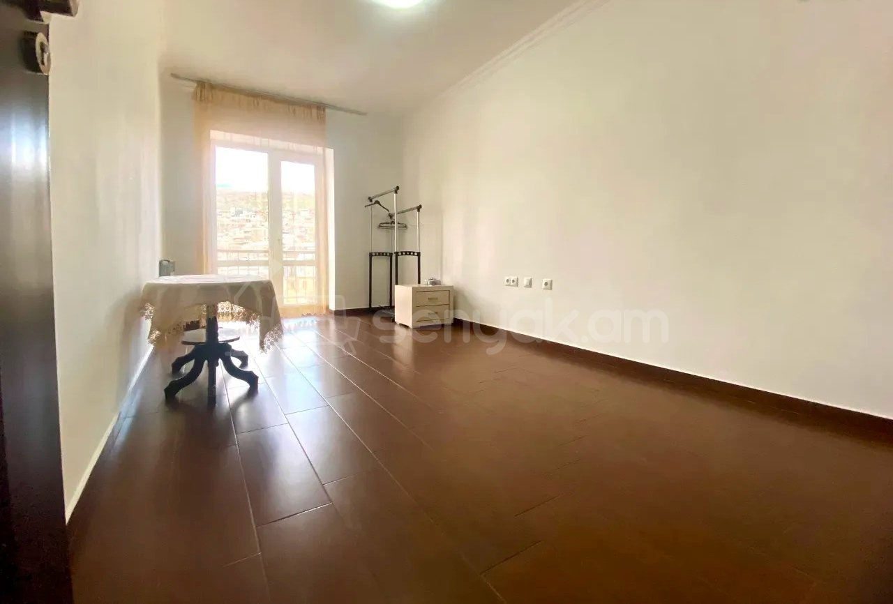 3 Սենյականոց Բնակարան Քարե Շենքում, 72քմ, 6/6 հարկ, Կապիտալ Վերանորոգված