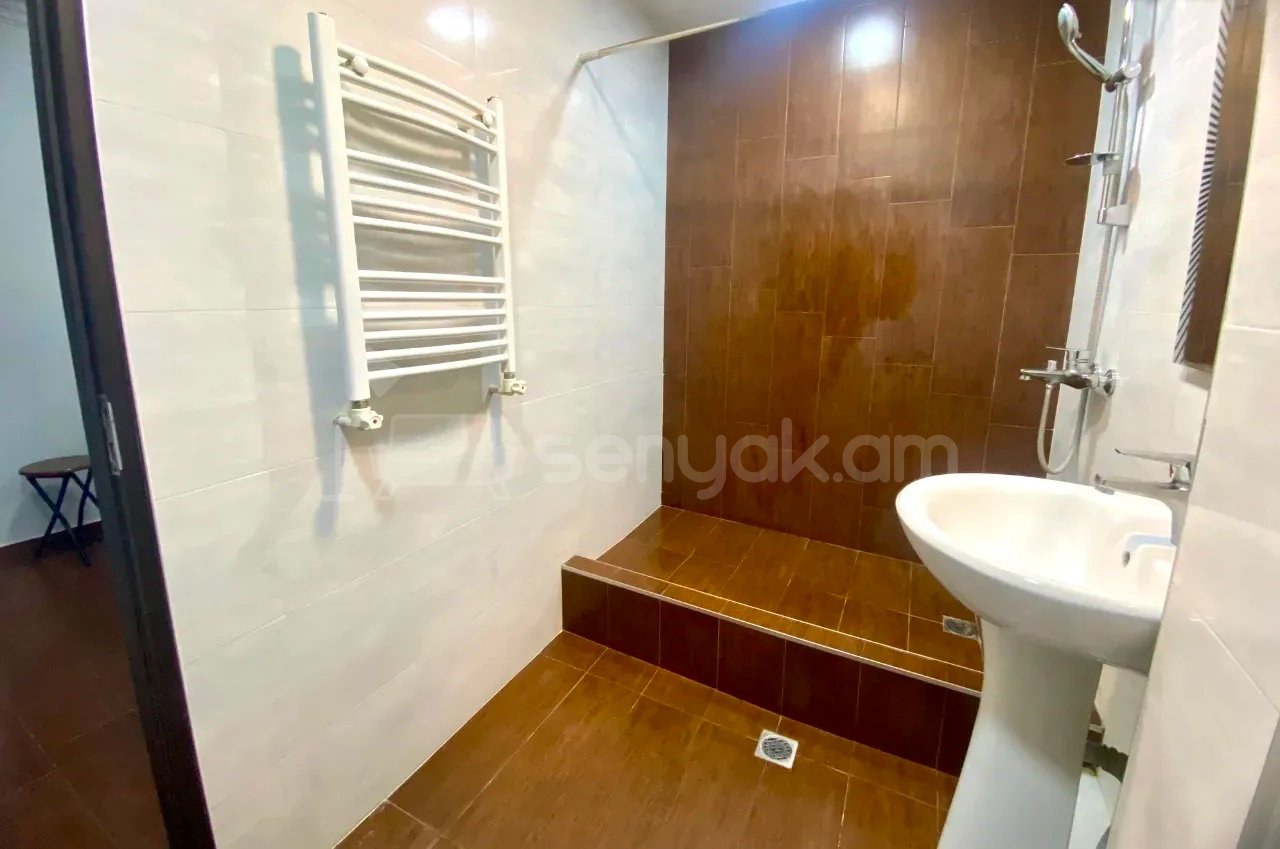 3 Սենյականոց Բնակարան Քարե Շենքում, 72քմ, 6/6 հարկ, Կապիտալ Վերանորոգված