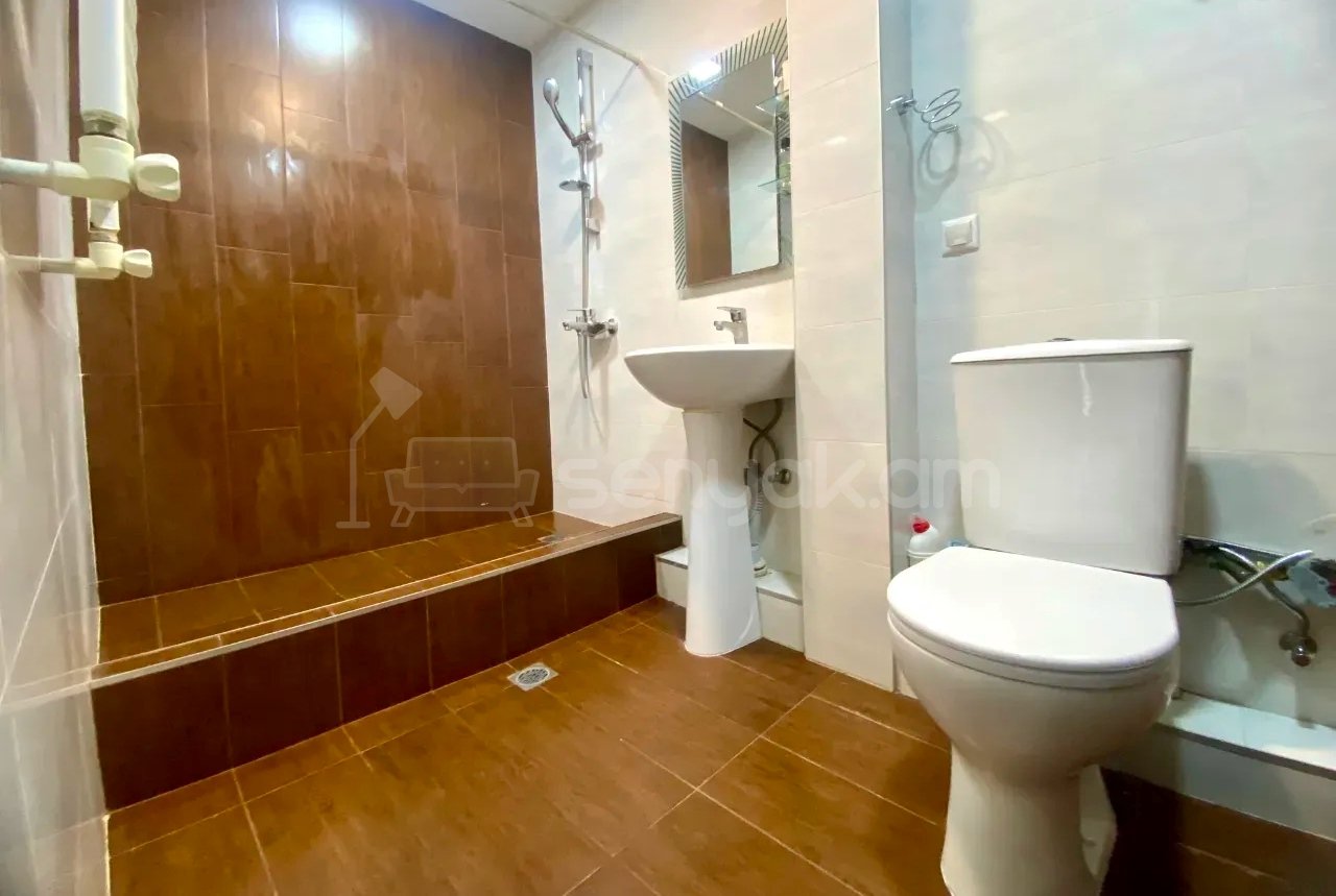 3 Սենյականոց Բնակարան Քարե Շենքում, 72քմ, 6/6 հարկ, Կապիտալ Վերանորոգված