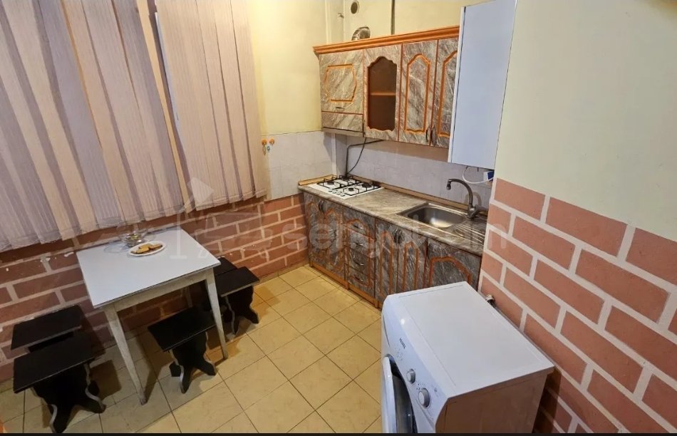 4 Սենյականոց Բնակարան Քարե Շենքում, 87քմ, 1/5 հարկ, Նորմալ Վիճակում