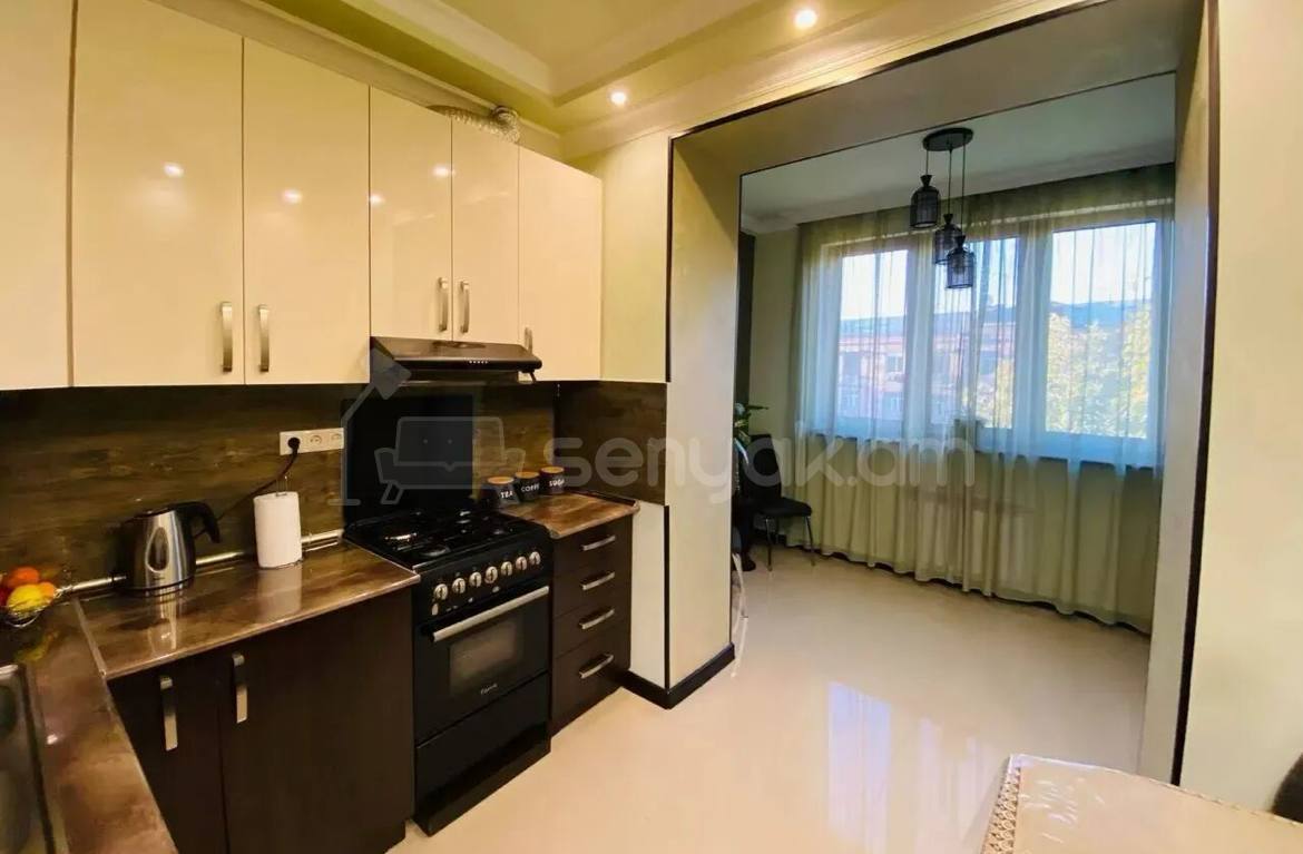 3 Սենյականոց Բնակարան Քարե Շենքում, 70քմ, 4/4 հարկ, Կապիտալ Վերանորոգված