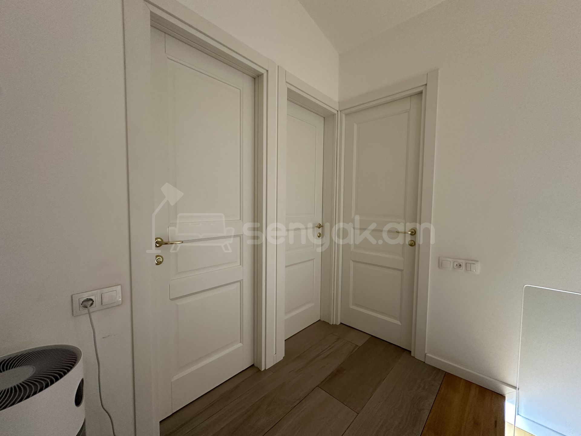 4 Սենյականոց Բնակարան Քարե Շենքում, 113քմ, 5/6 հարկ, Կապիտալ Վերանորոգված