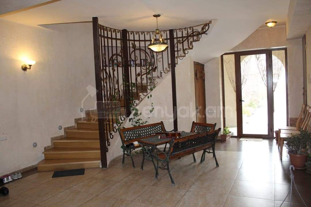 8 Սենյականոց Շքեղ Առանձնատուն, 640քմ, Կահավորված, Լողավազանով, Ավտոտնակով