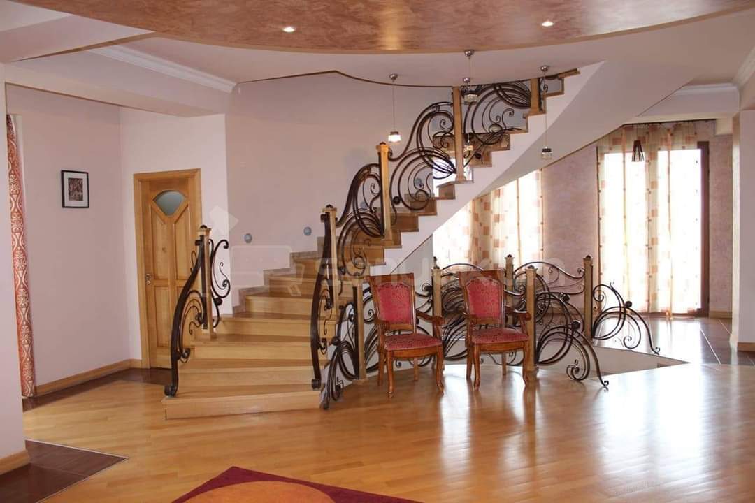 8 Սենյականոց Շքեղ Առանձնատուն, 640քմ, Կահավորված, Լողավազանով, Ավտոտնակով
