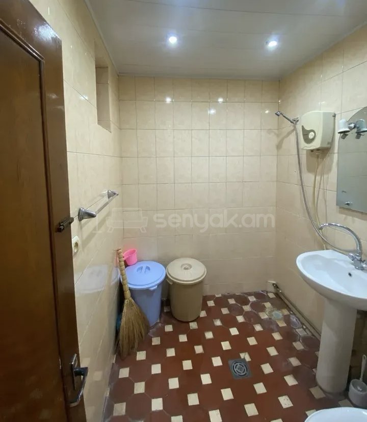 3 Սենյականոց Բնակարան Քարե Շենքում, 77քմ, 1/1 հարկ, Կապիտալ Վերանորոգված, Կահավորված