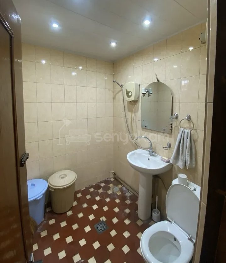 3 Սենյականոց Բնակարան Քարե Շենքում, 77քմ, 1/1 հարկ, Կապիտալ Վերանորոգված, Կահավորված