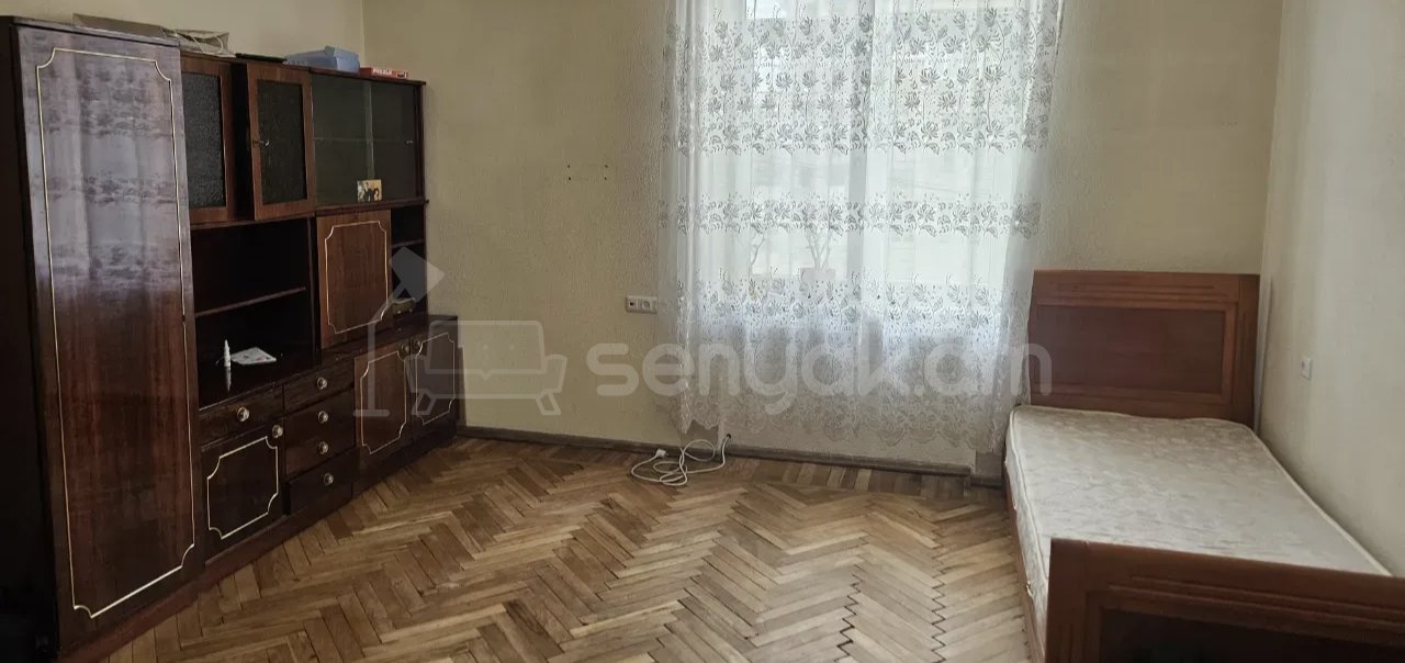1 Սենյականոց Բնակարան Քարե Շենքում, 44քմ, 2/5 հարկ, Նորմալ Վիճակում, Կահավորված, Արևկող