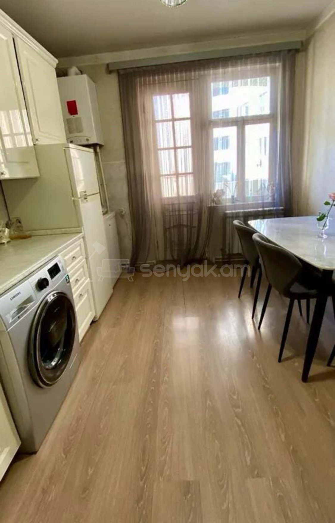 4 Սենյականոց Բնակարան Քարե Շենքում, 120քմ, 3/5 հարկ, Կապիտալ Վերանորոգված