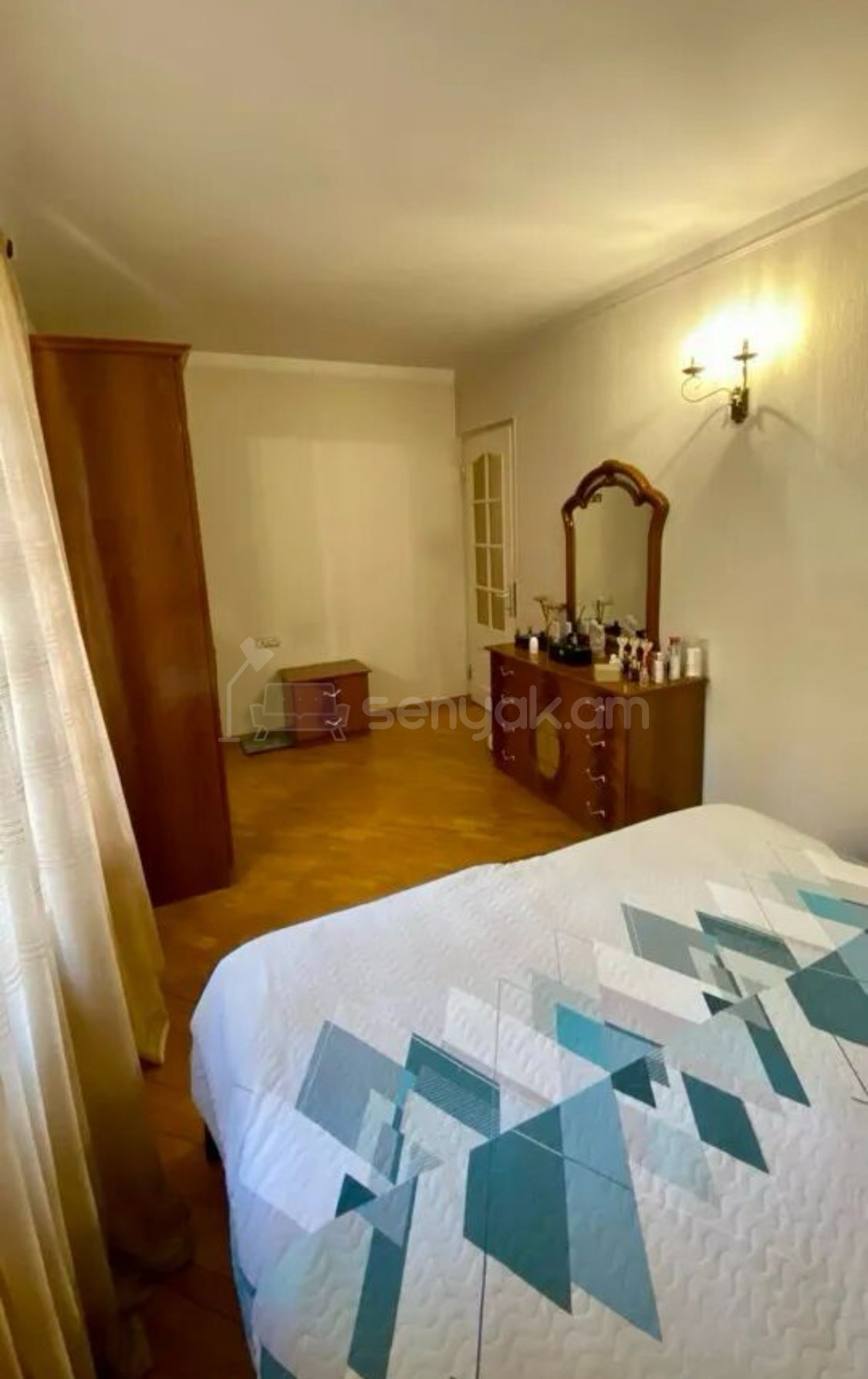 4 Սենյականոց Բնակարան Քարե Շենքում, 120քմ, 3/5 հարկ, Կապիտալ Վերանորոգված