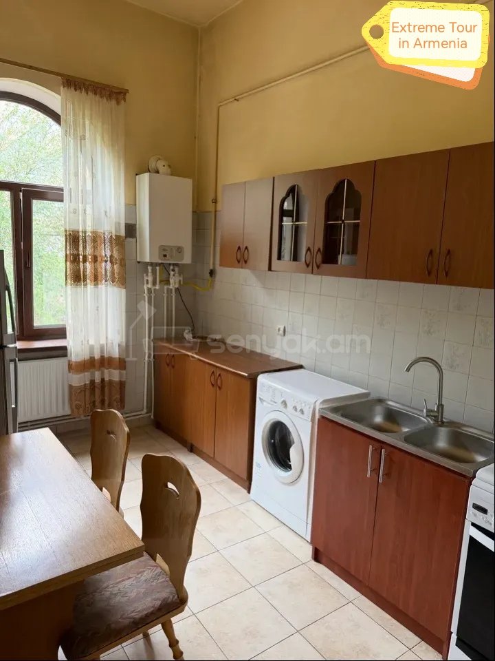 2 Սենյականոց Բնակարան Քարե Շենքում, 60քմ, 2/4 հարկ, Նորմալ Վիճակում, Կահավորված, Արևկող