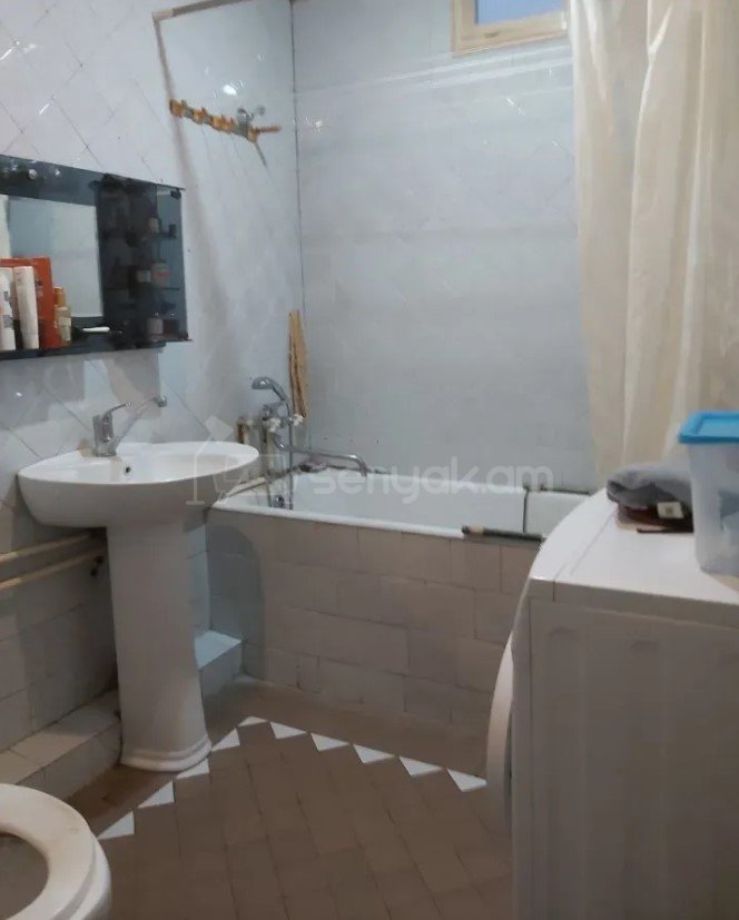 3 Սենյականոց Բնակարան Քարե Շենքում, 72քմ, 2/5 հարկ, Պետական Վիճակում