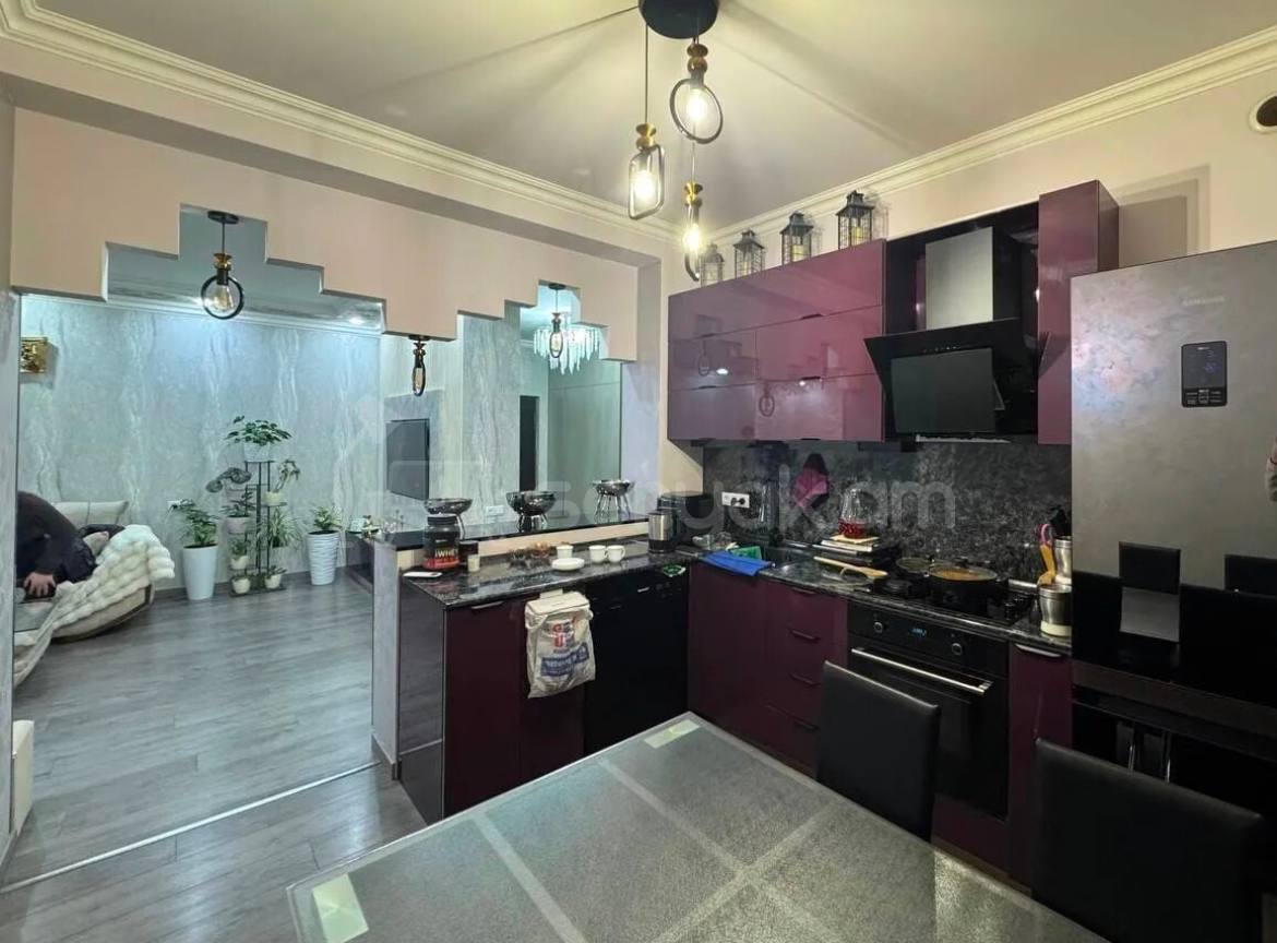 4 Սենյականոց Բնակարան Քարե Շենքում, 94քմ, 4/5 հարկ, Կապիտալ Վերանորոգված