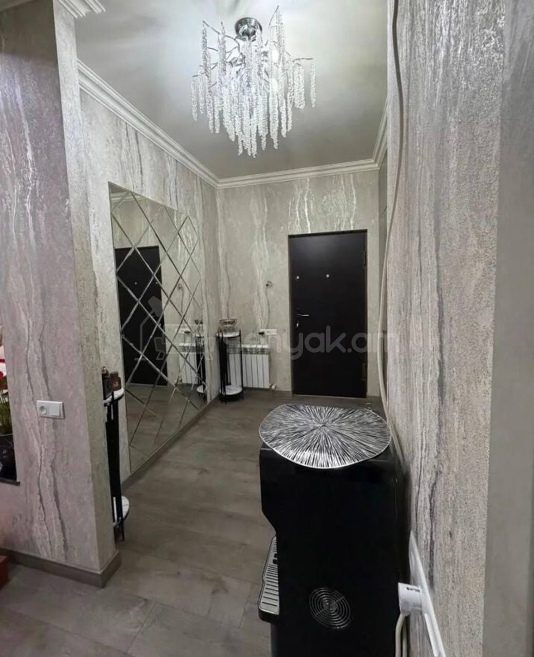 4 Սենյականոց Բնակարան Քարե Շենքում, 94քմ, 4/5 հարկ, Կապիտալ Վերանորոգված