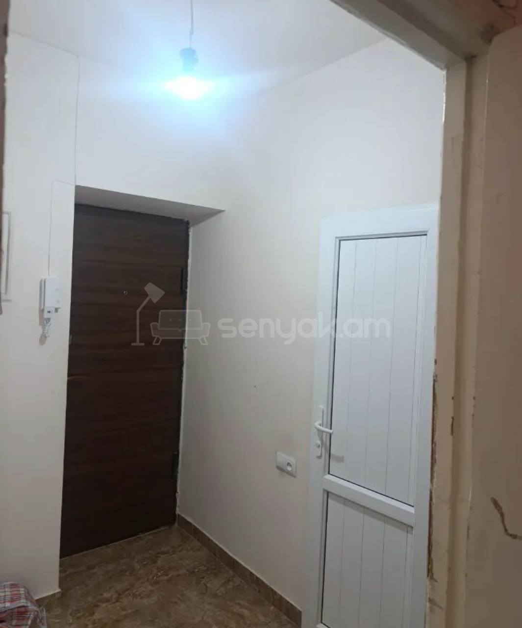 1 Սենյականոց Բնակարան Քարե Շենքում, 42քմ, 5/5 հարկ, Նորմալ Վիճակում