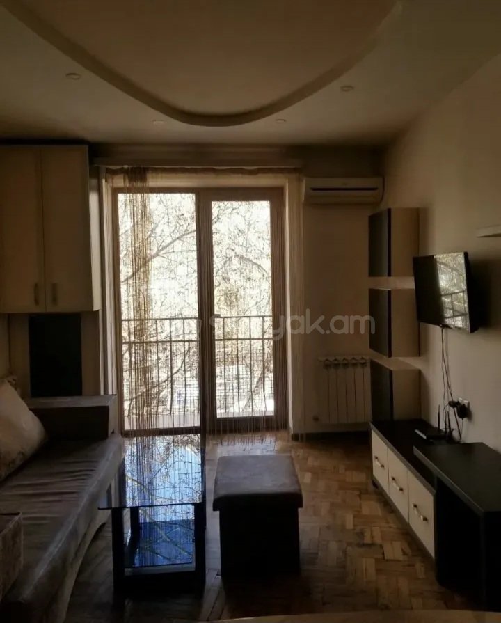 2 Սենյականոց Բնակարան Քարե Շենքում, 40քմ, 5/5 հարկ, Կապիտալ Վերանորոգված, Կահավորված