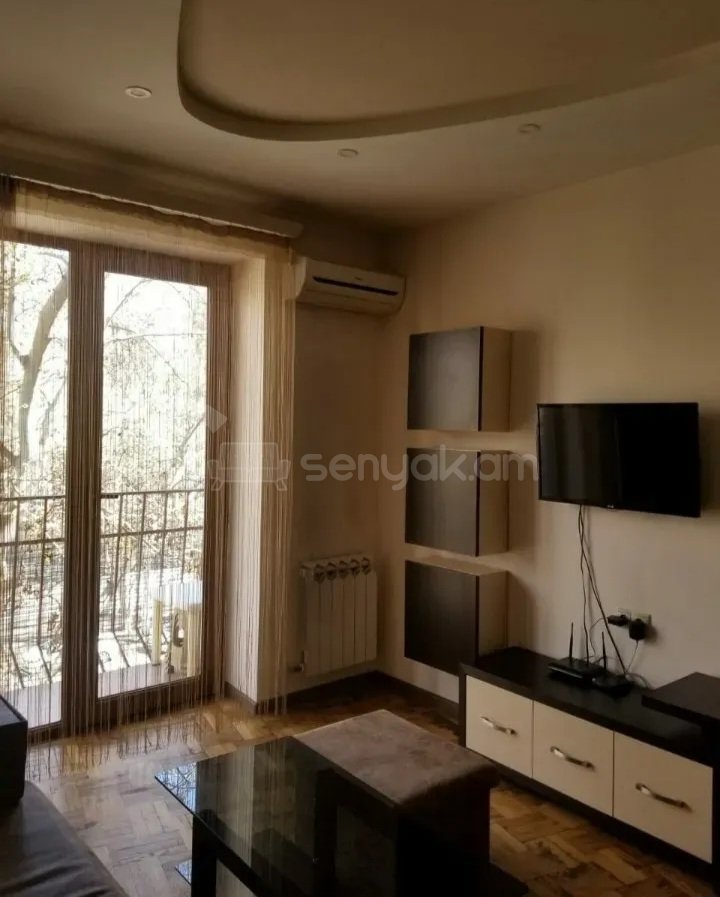 2 Սենյականոց Բնակարան Քարե Շենքում, 40քմ, 5/5 հարկ, Կապիտալ Վերանորոգված, Կահավորված