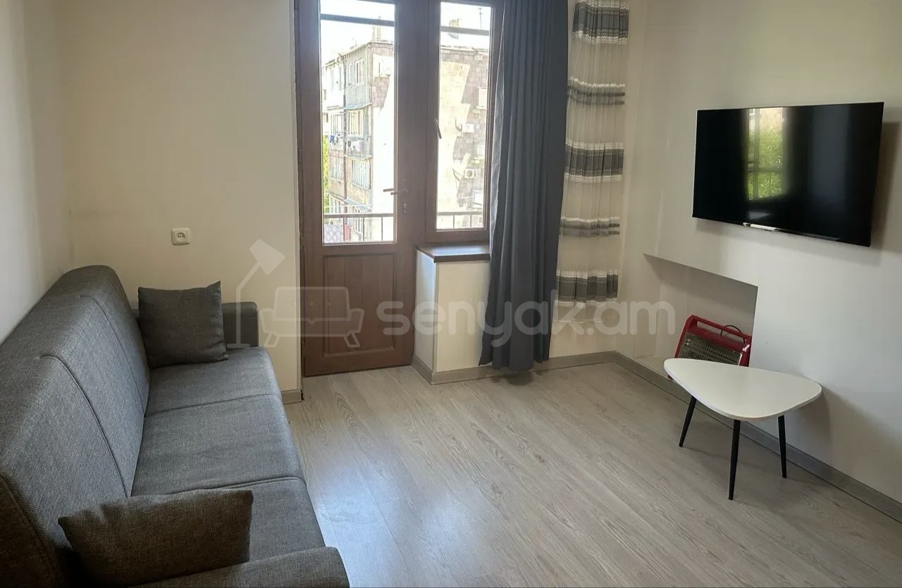 1 Սենյականոց Բնակարան Քարե Շենքում, 40քմ, 2/5 հարկ, Նորմալ Վիճակում, Կահավորված, Արևկող