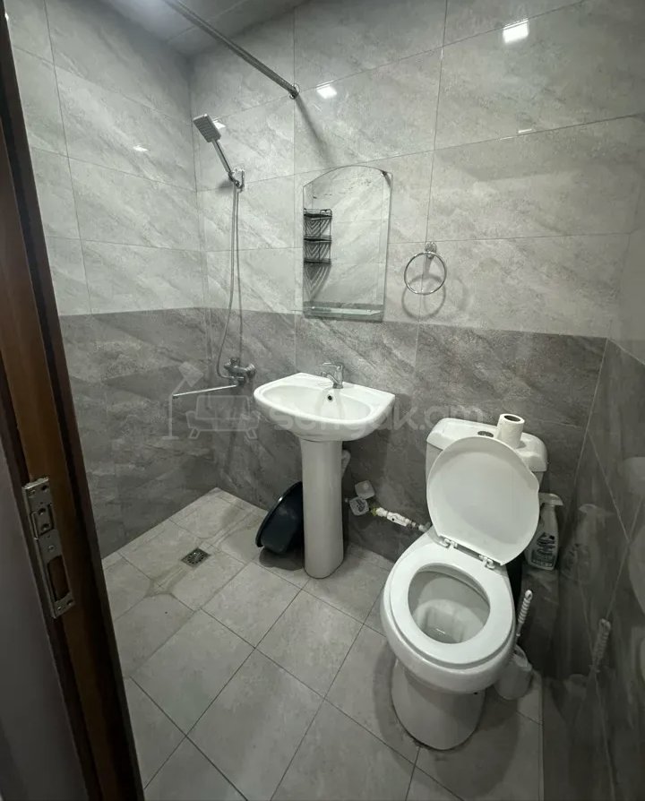 1 Սենյականոց Բնակարան Քարե Շենքում, 40քմ, 2/5 հարկ, Նորմալ Վիճակում, Կահավորված, Արևկող