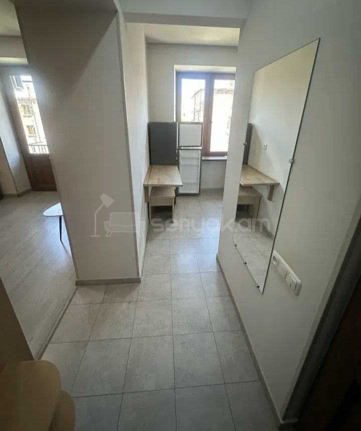 1 Սենյականոց Բնակարան Քարե Շենքում, 40քմ, 2/5 հարկ, Նորմալ Վիճակում, Կահավորված, Արևկող