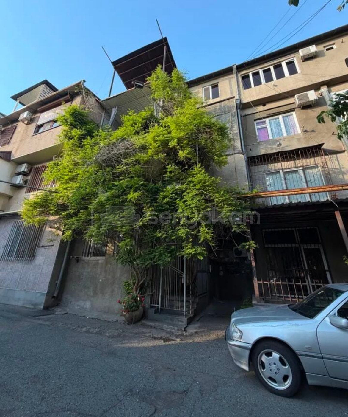 4 Սենյականոց Բնակարան Քարե Շենքում, 94քմ, 2/4 հարկ, Պետական Վիճակում