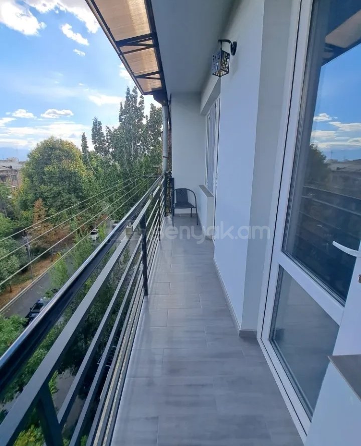 3 Սենյականոց Բնակարան Քարե Շենքում, 75քմ, 5/5 հարկ, Կապիտալ Վերանորոգված