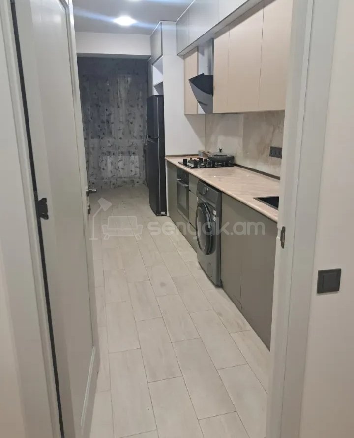 3 Սենյականոց Բնակարան Քարե Շենքում, 75քմ, 5/5 հարկ, Կապիտալ Վերանորոգված