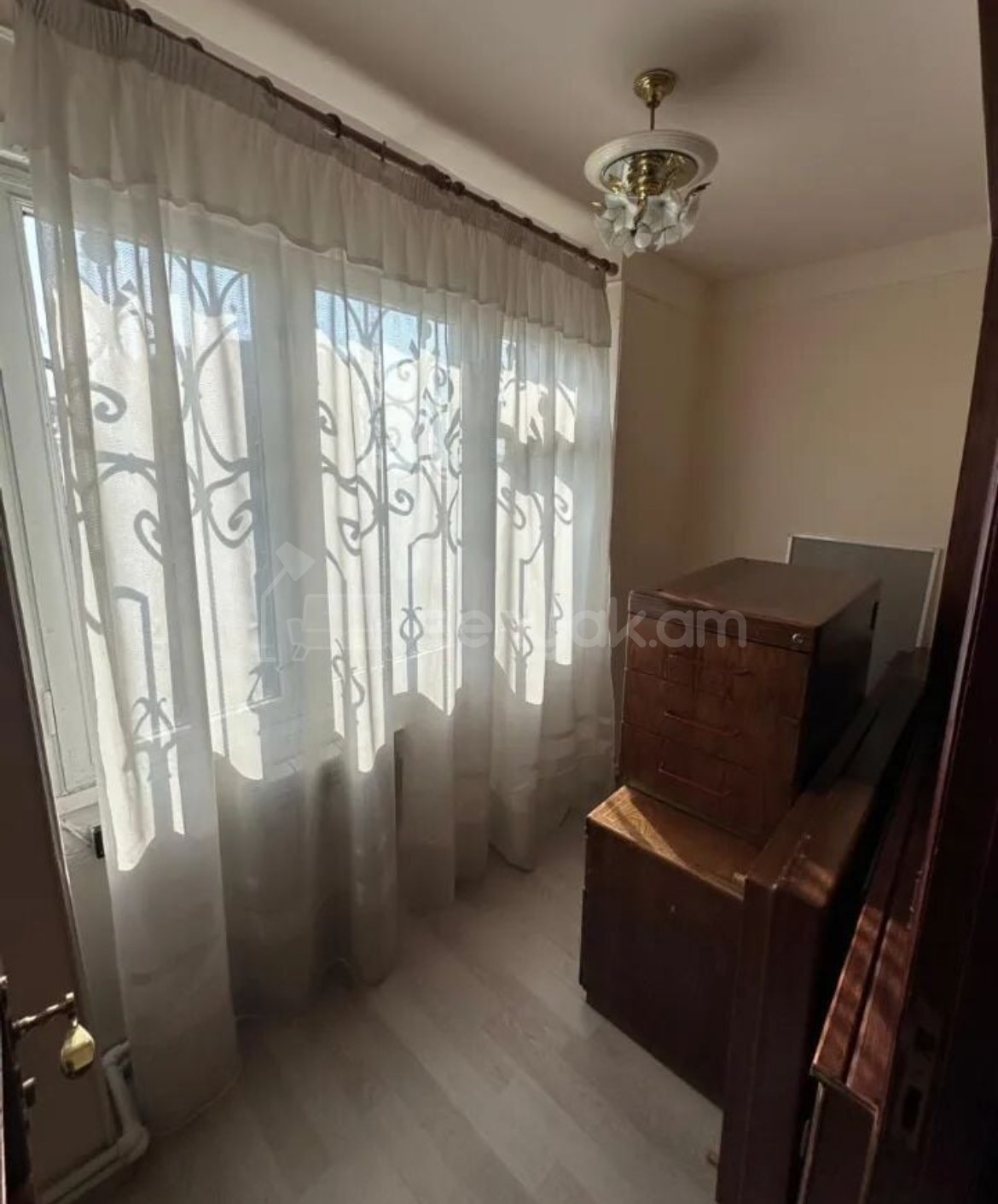 4 Սենյականոց Բնակարան Քարե Շենքում, 100քմ, 3/7 հարկ, Կապիտալ Վերանորոգված, Կահավորված