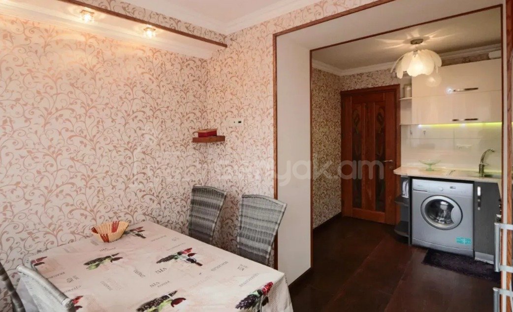 3 Սենյականոց Բնակարան Քարե Շենքում, 85քմ, 3/5 հարկ, Կապիտալ Վերանորոգված