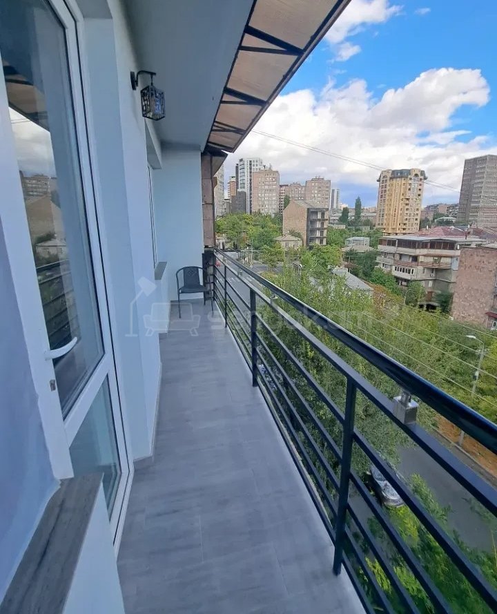 3 Սենյականոց Բնակարան Քարե Շենքում, 75քմ, 5/5 հարկ, Կապիտալ Վերանորոգված