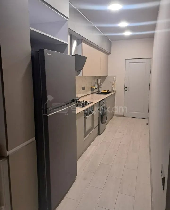3 Սենյականոց Բնակարան Քարե Շենքում, 75քմ, 5/5 հարկ, Կապիտալ Վերանորոգված
