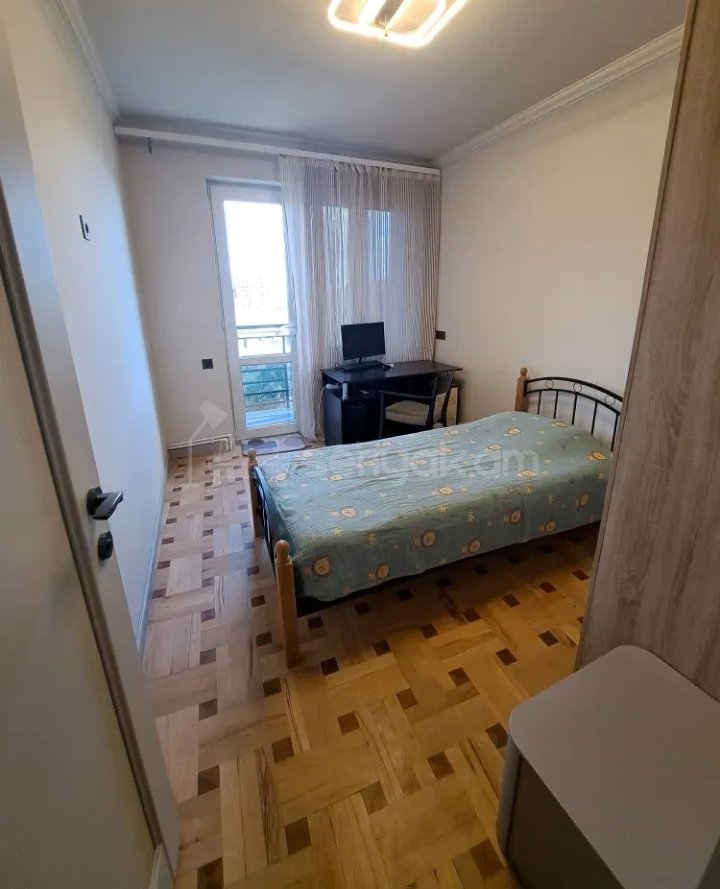 3 Սենյականոց Բնակարան Քարե Շենքում, 75քմ, 5/5 հարկ, Կապիտալ Վերանորոգված