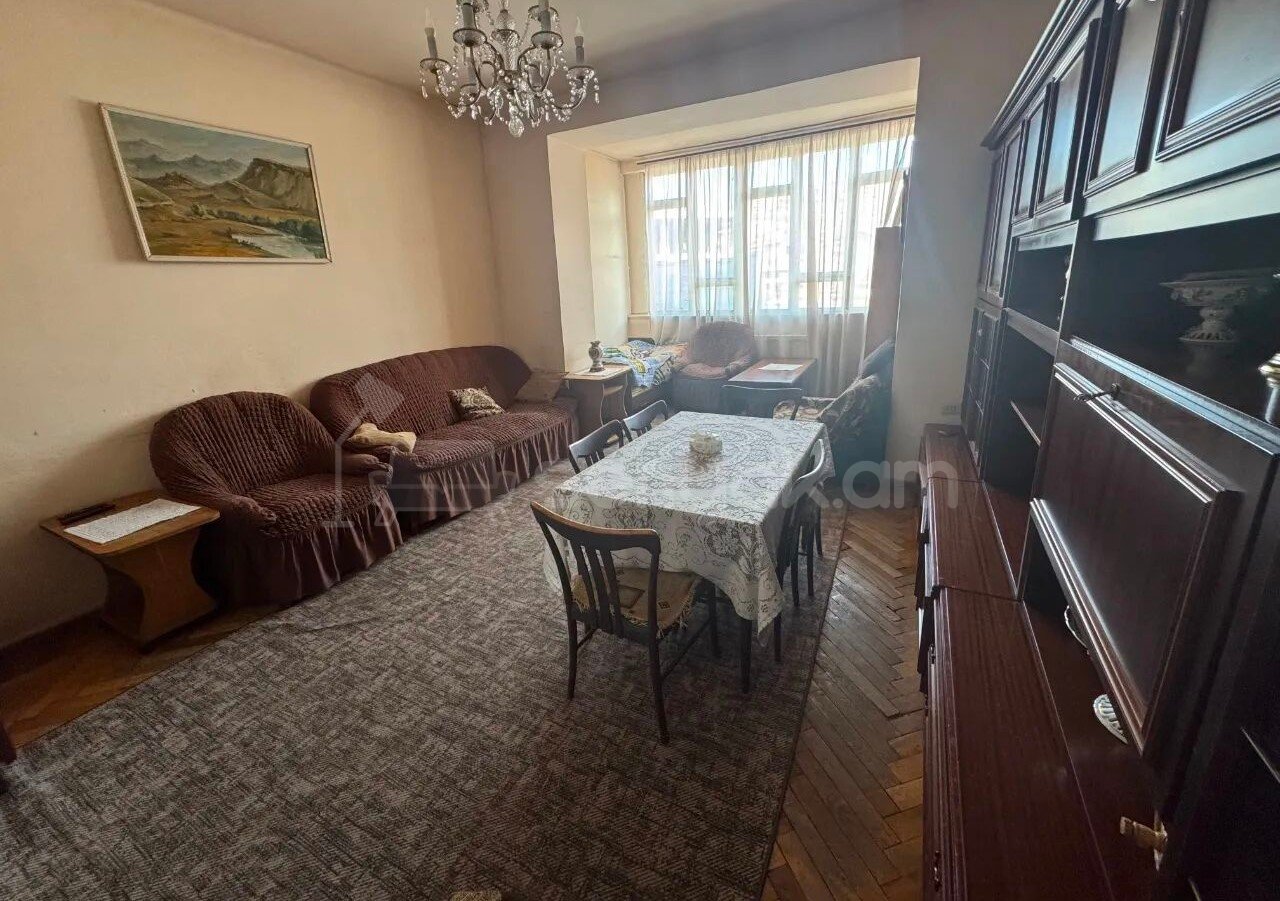 3 Սենյականոց Բնակարան Քարե Շենքում, 88քմ, 5/5 հարկ, Նորմալ Վիճակում